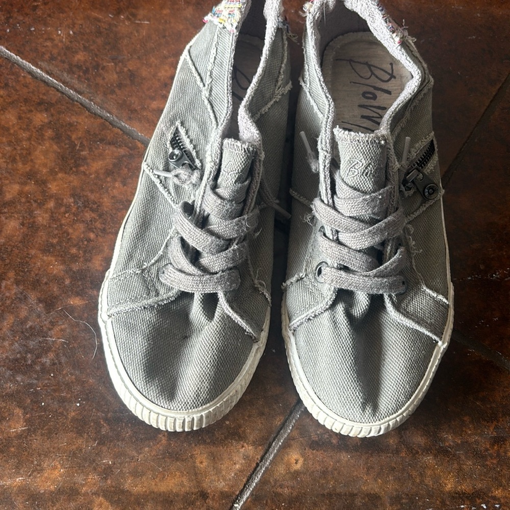 Blowfish Malibu Women's Fruit Low-Rise Sneaker. Size 8 wolf grey smoke color